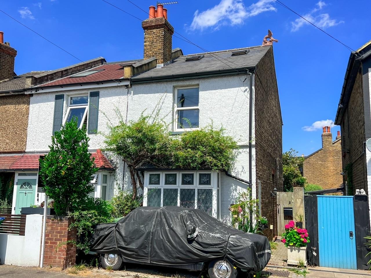 Flat Hurst Road in Elmbridge