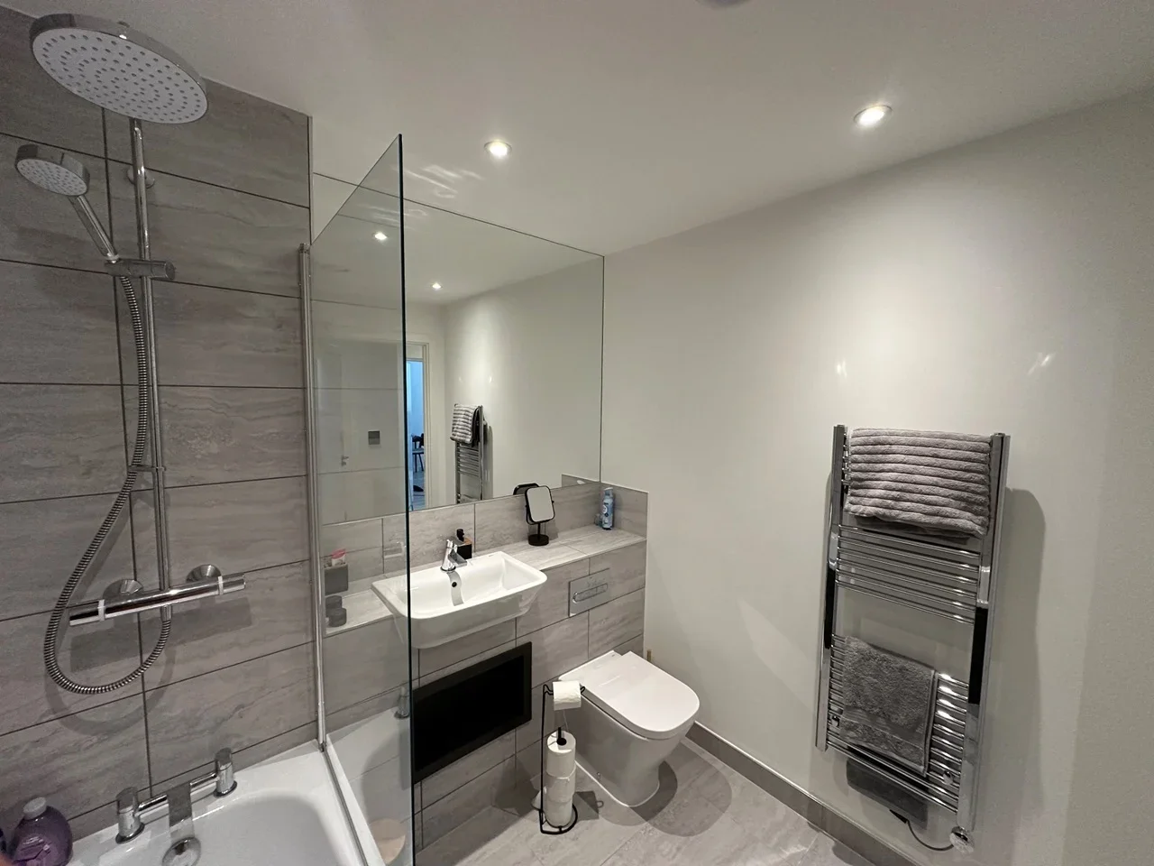 Room Sackett Road in Greater London