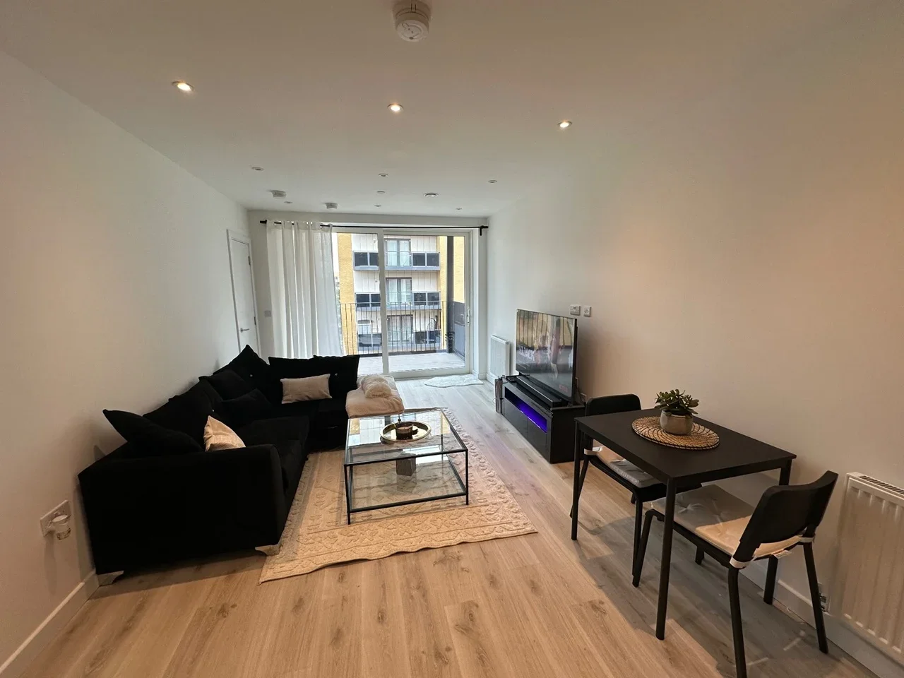 Room Sackett Road in Greater London