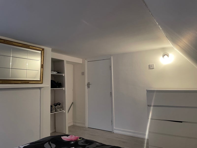 Room Roehampton High Street in Greater London