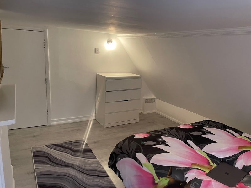 Room Roehampton High Street in Greater London