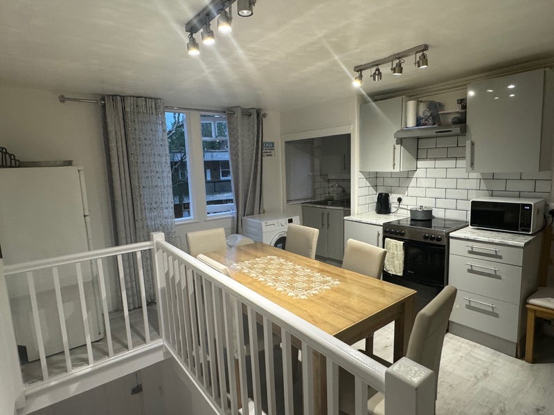 Room Roehampton High Street in Greater London