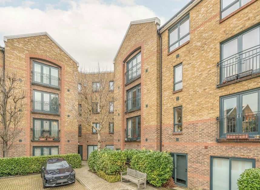 Flat Brady Street in Greater London
