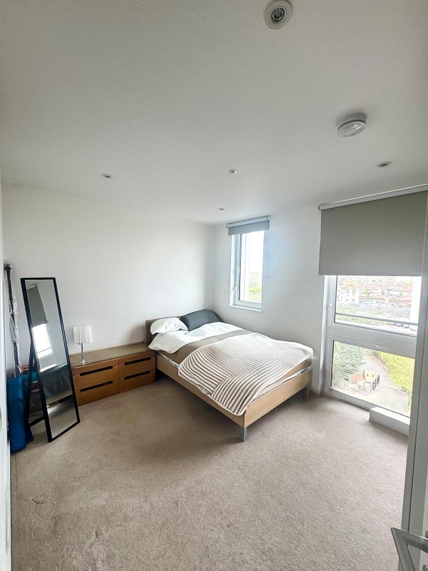 Room Cheering Lane in Greater London