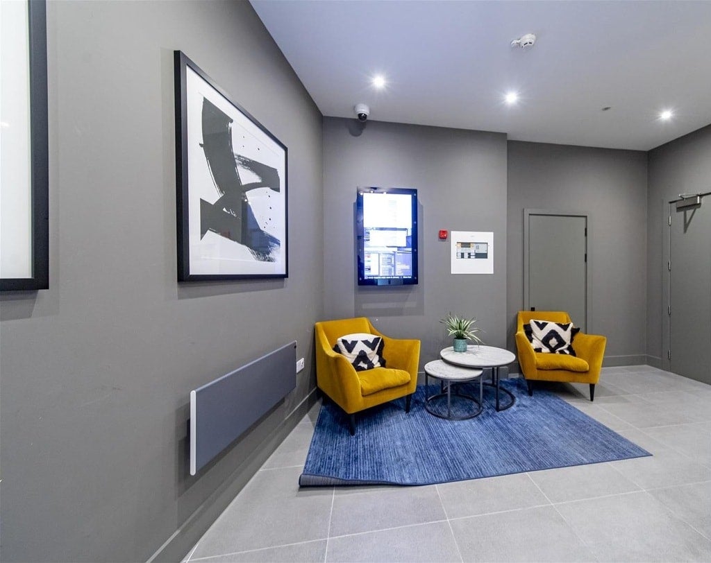 Flat Miles Street in Greater London