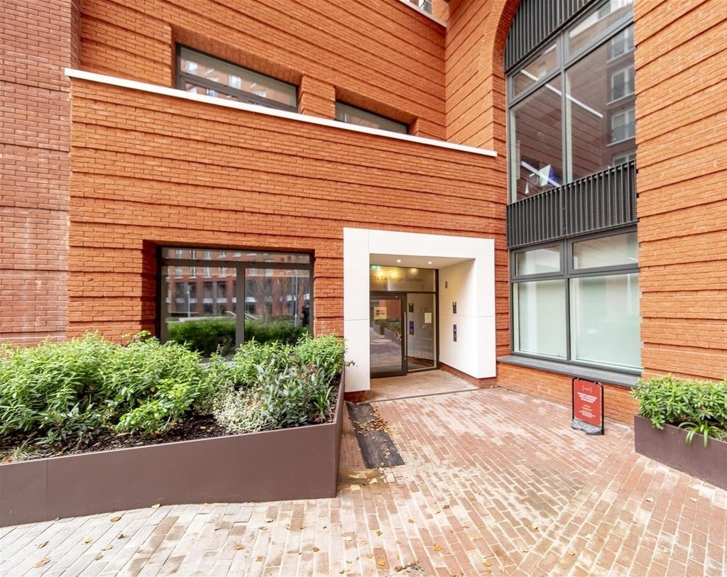 Flat Miles Street in Greater London