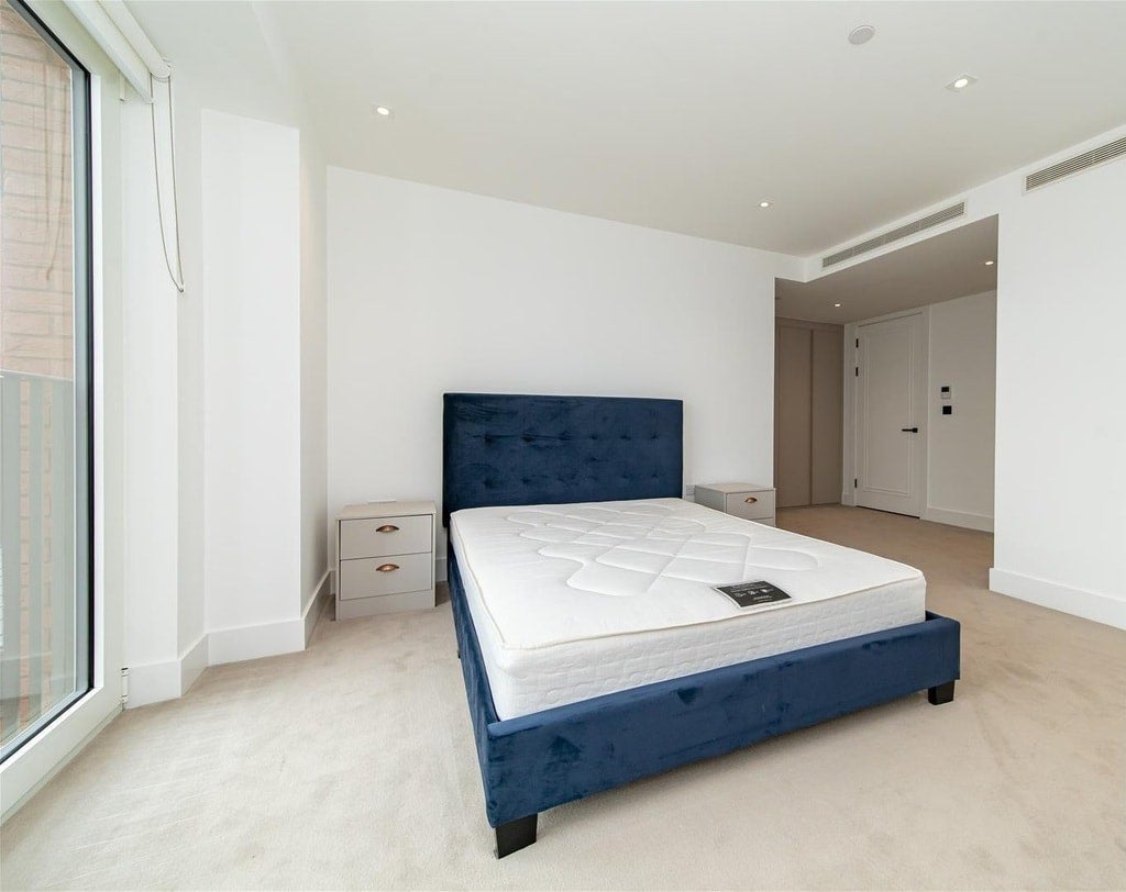 Flat Miles Street in Greater London