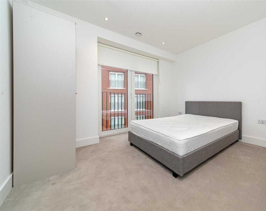 Flat Miles Street in Greater London