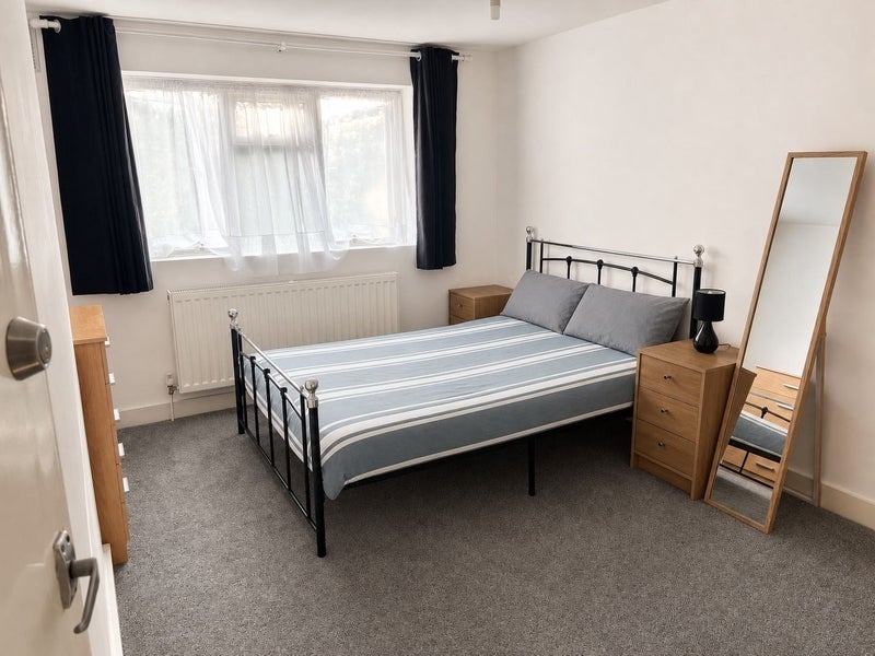 Room Woodbourne Avenue in Greater London