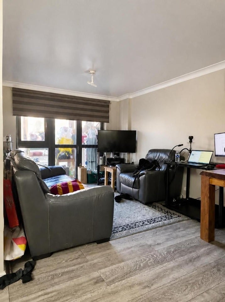 Room Woodbourne Avenue in Greater London
