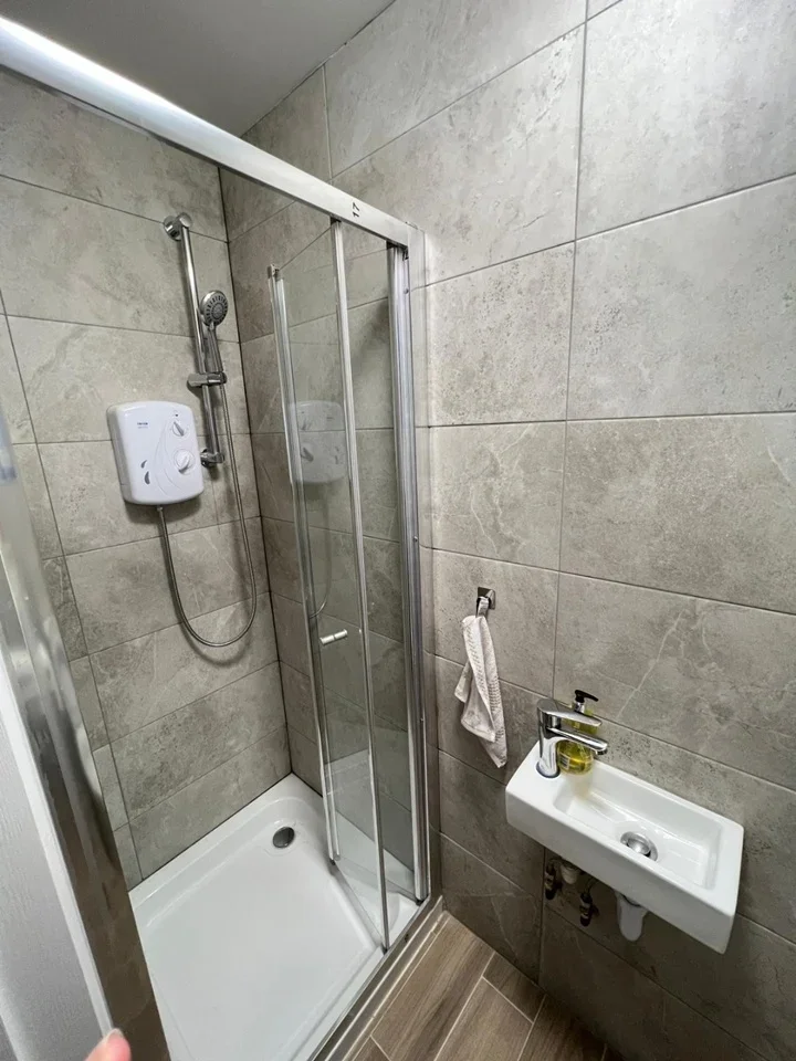 Room Crown Road in Greater London