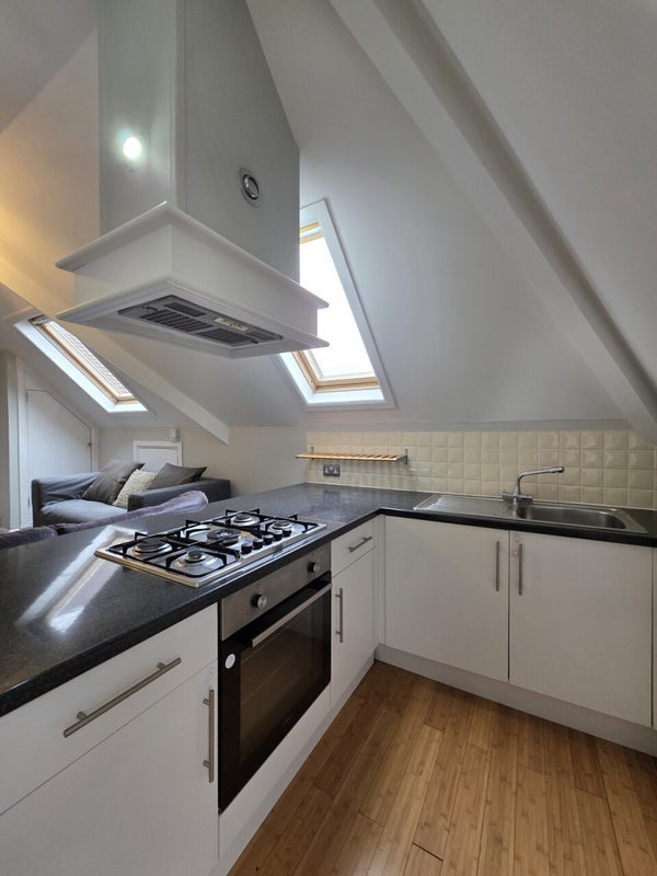 Flat Cyncoed Road in Cardiff