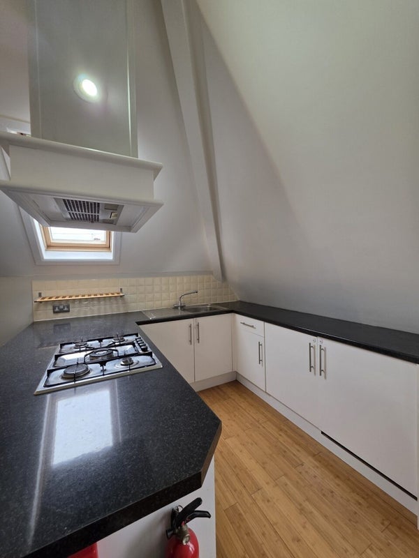 Flat Cyncoed Road in Cardiff