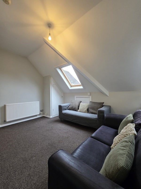 Flat Cyncoed Road in Cardiff