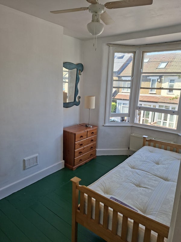 Room Spruce Hills Road in Greater London