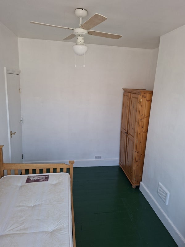 Room Spruce Hills Road in Greater London