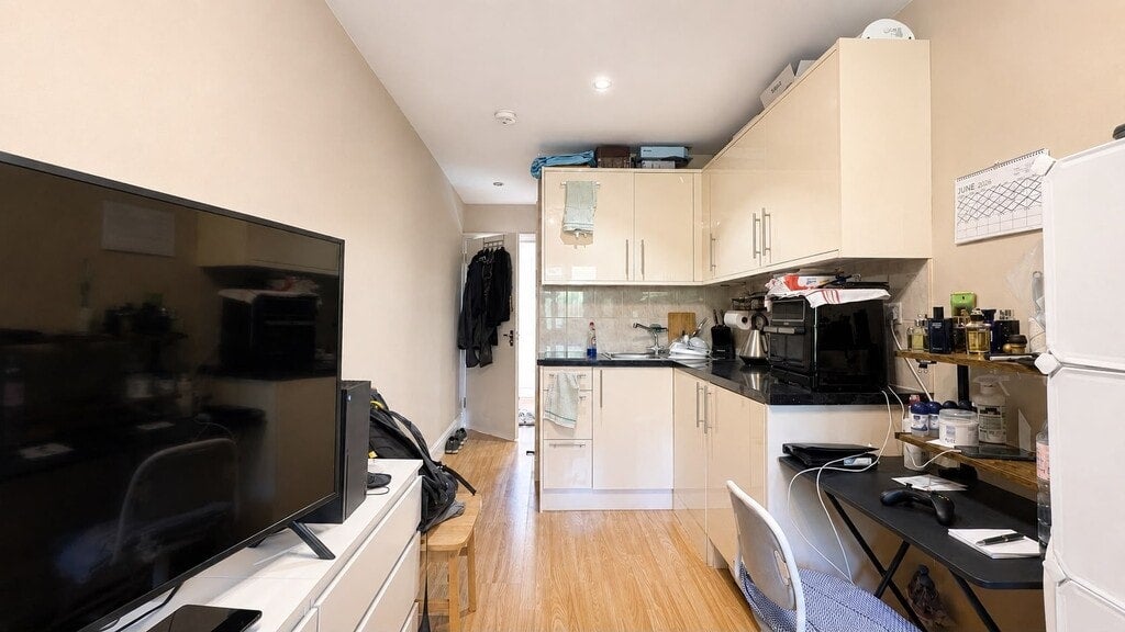 Flat Lydford Road in Greater London