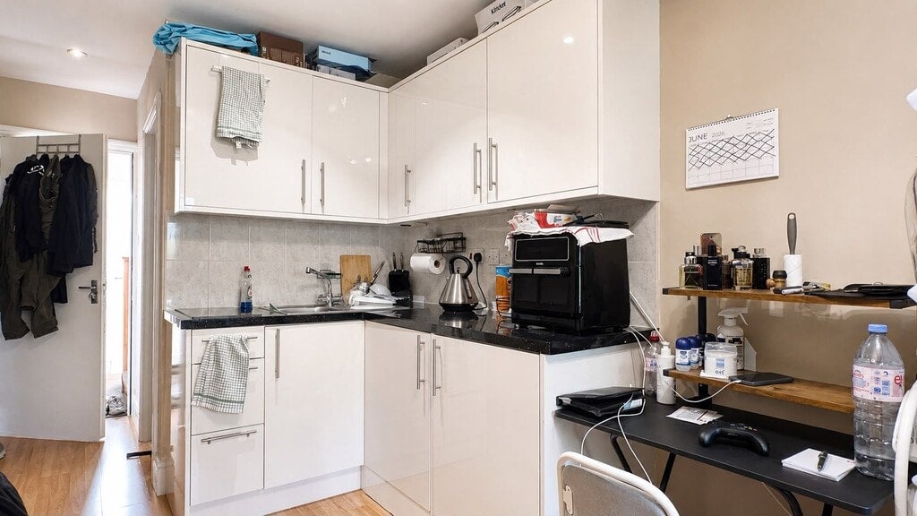Flat Lydford Road in Greater London