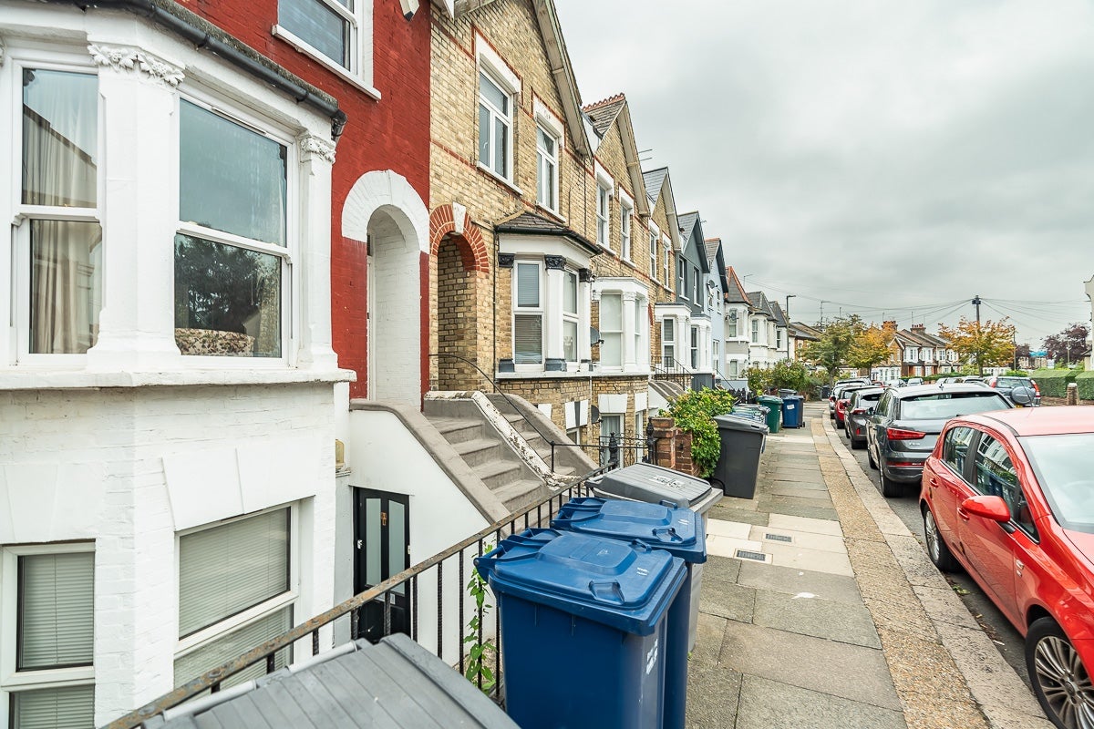 Flat Holly Park Road in Greater London