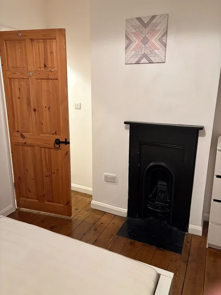 Room Ashton Road in Luton
