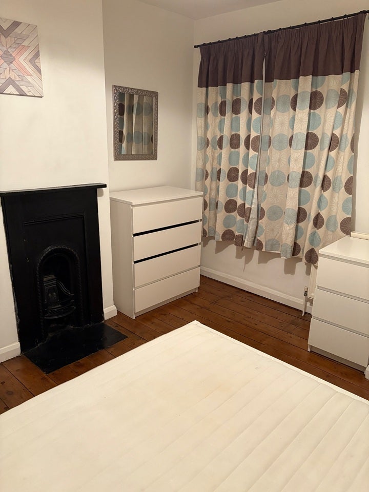 Room Ashton Road in Luton