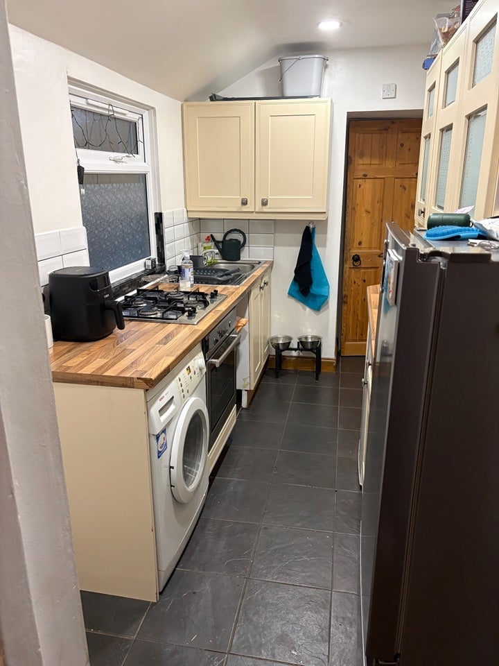 Room Ashton Road in Luton