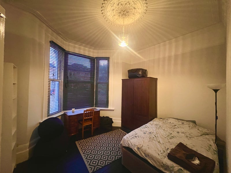 Room Longley Road in Greater London
