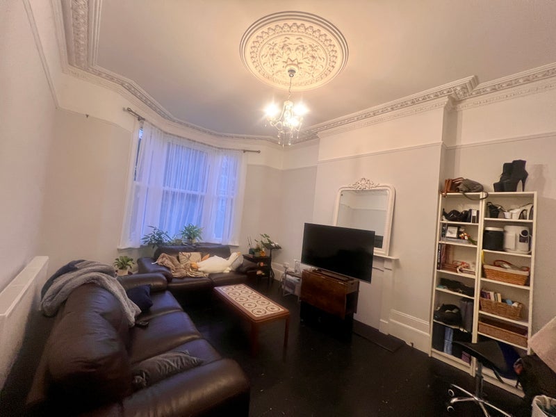 Room Longley Road in Greater London