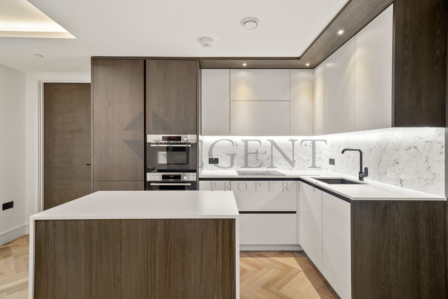 Flat Sawyer Street in Greater London
