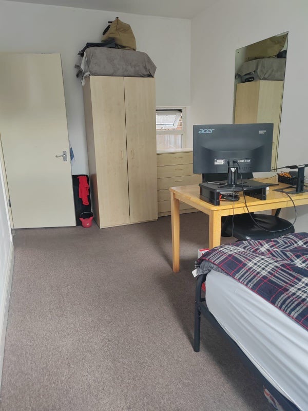 Room Hoe Street in Greater London