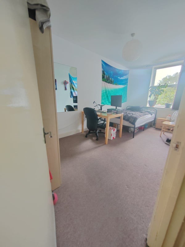 Room Hoe Street in Greater London