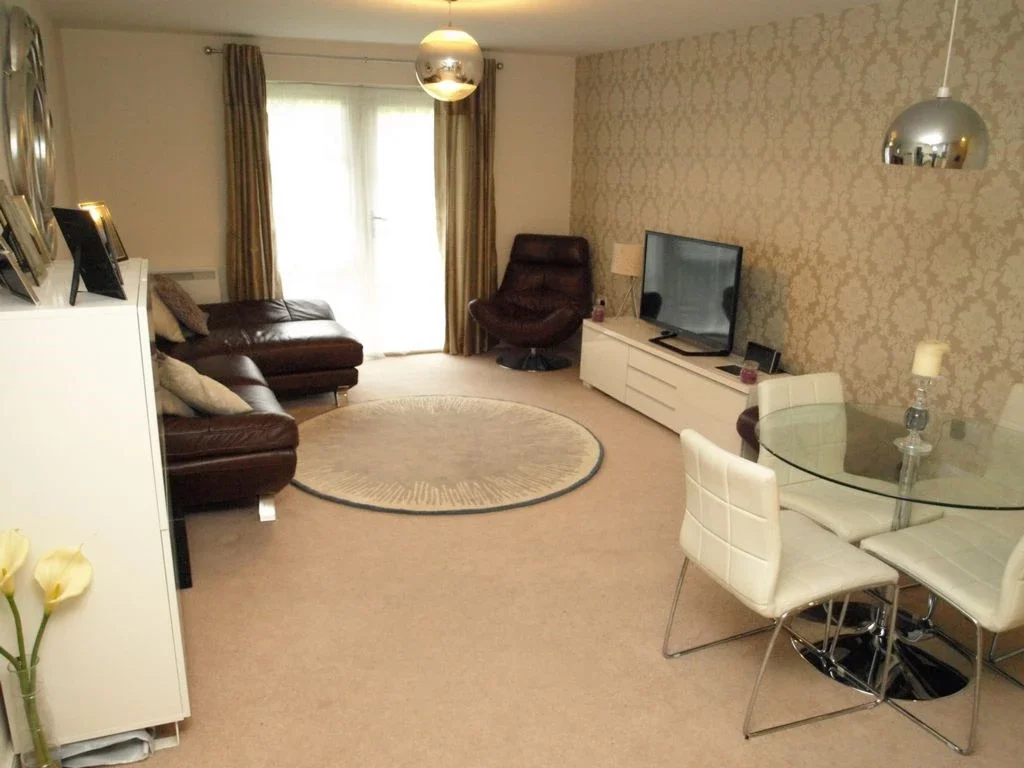 Flat Wallis Square in Rushmoor
