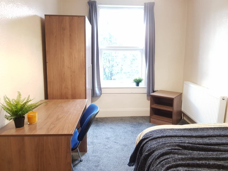 Room Albany Road in Liverpool