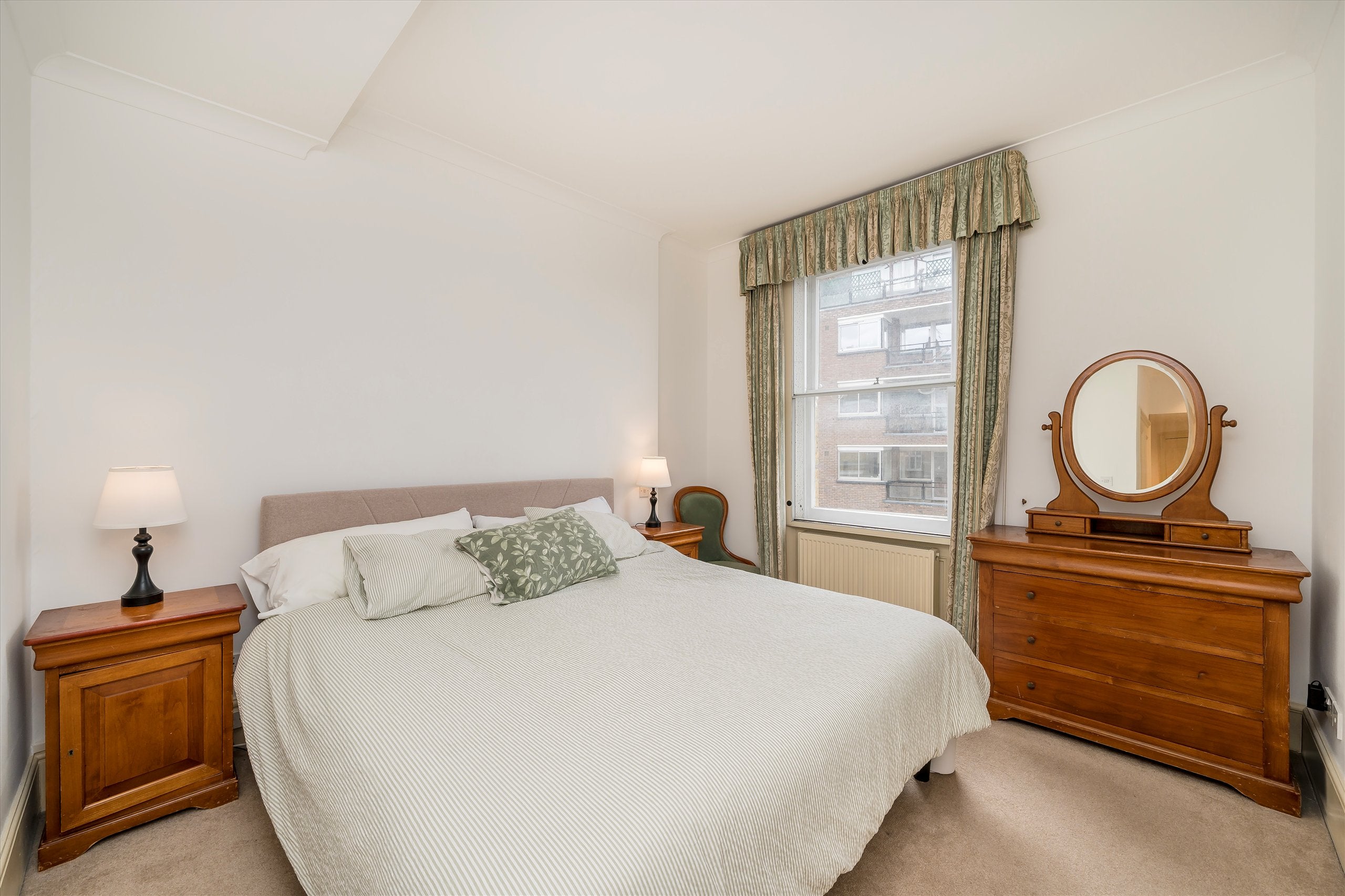 Flat Airlie Gardens in Greater London