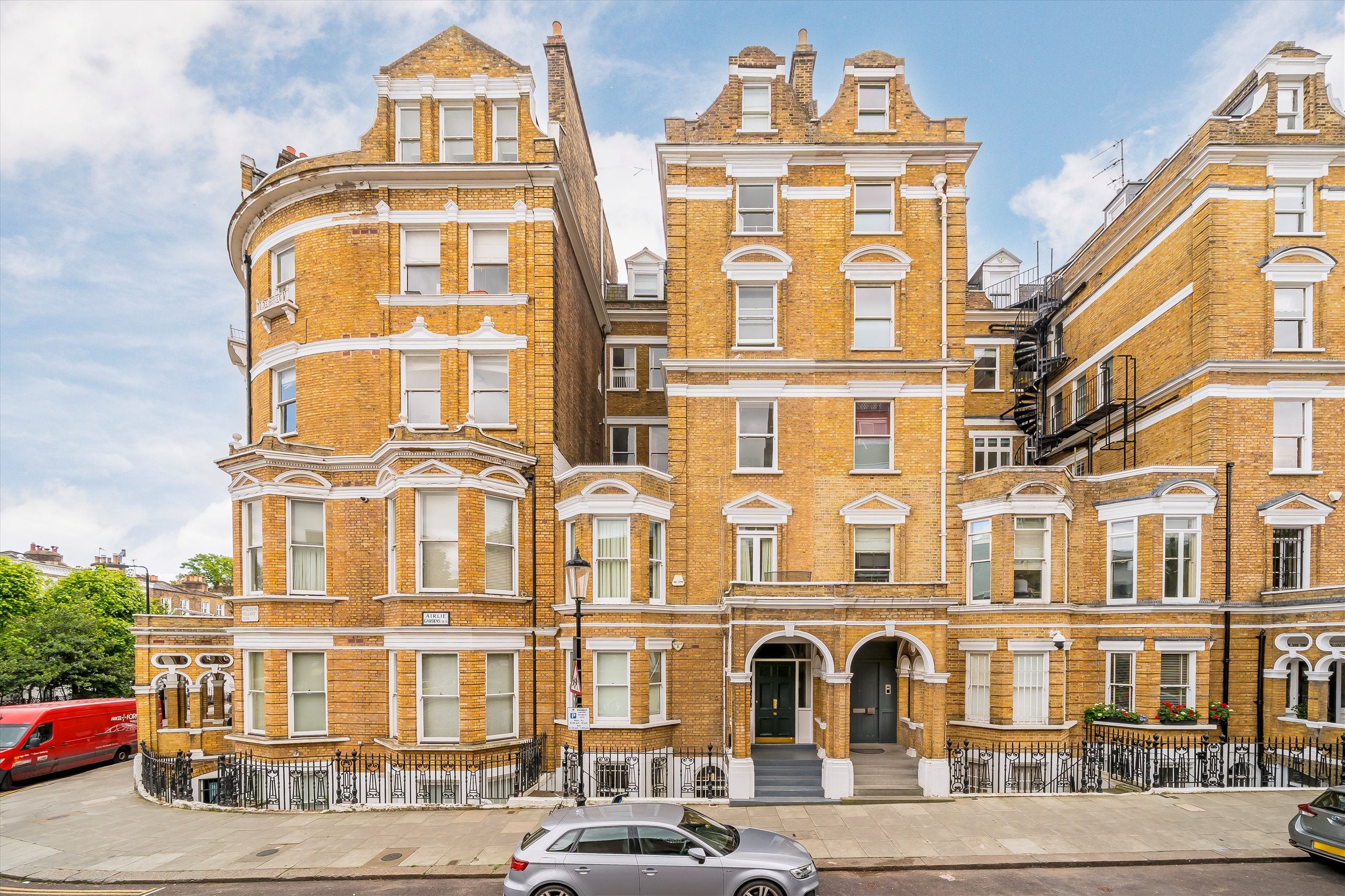 Flat Airlie Gardens in Greater London