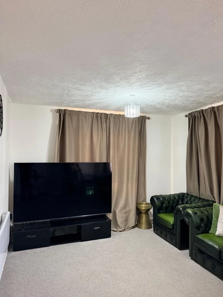 Flat Redbourne Drive in Greater London