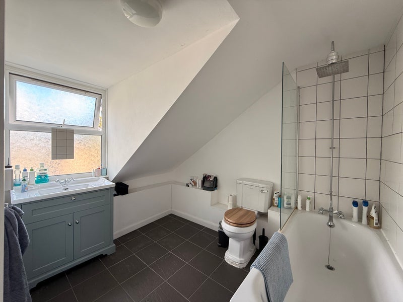 Room Charteris Road in Greater London