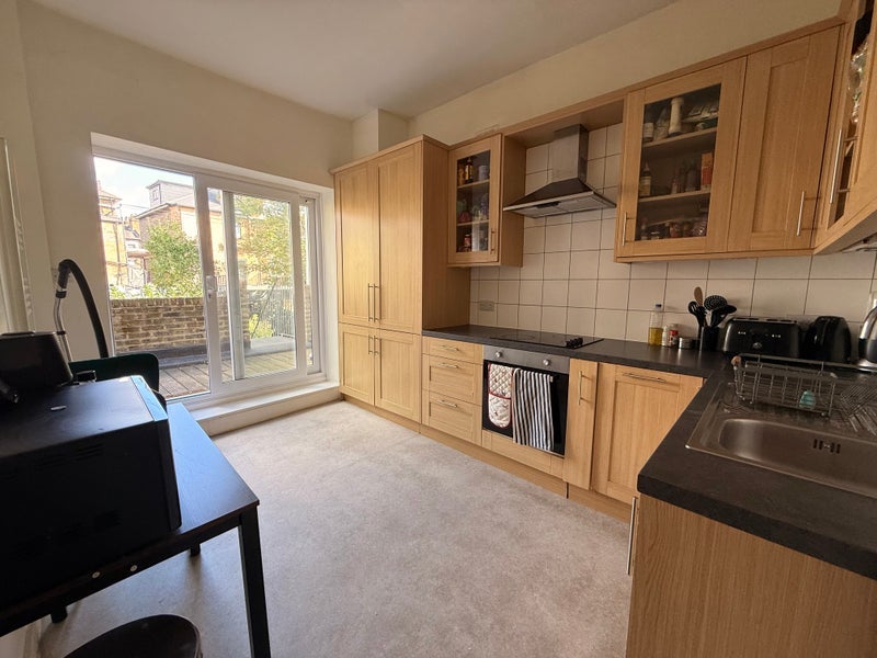 Room Charteris Road in Greater London