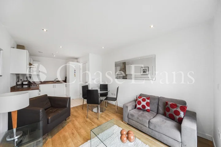 Flat Copperfield Road in Greater London