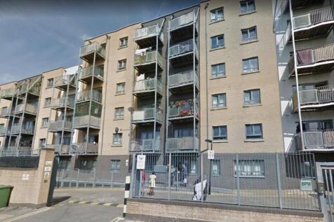 Flat Grove Crescent Road in Greater London