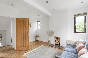 Flat Crown Lane in Greater London