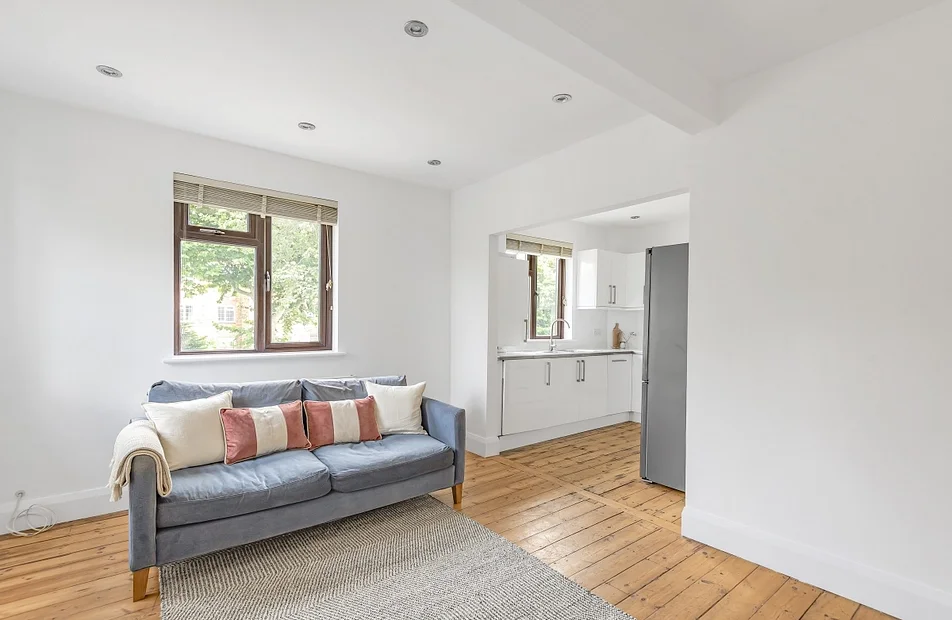 Flat Crown Lane in Greater London