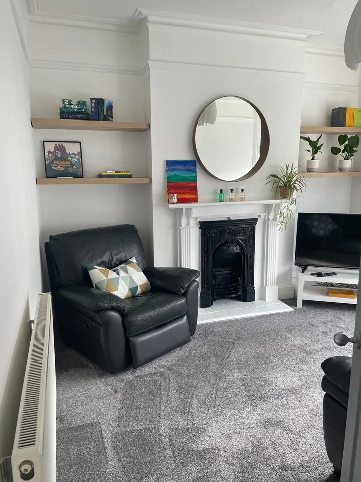 Flat Ashbourne Road in Greater London
