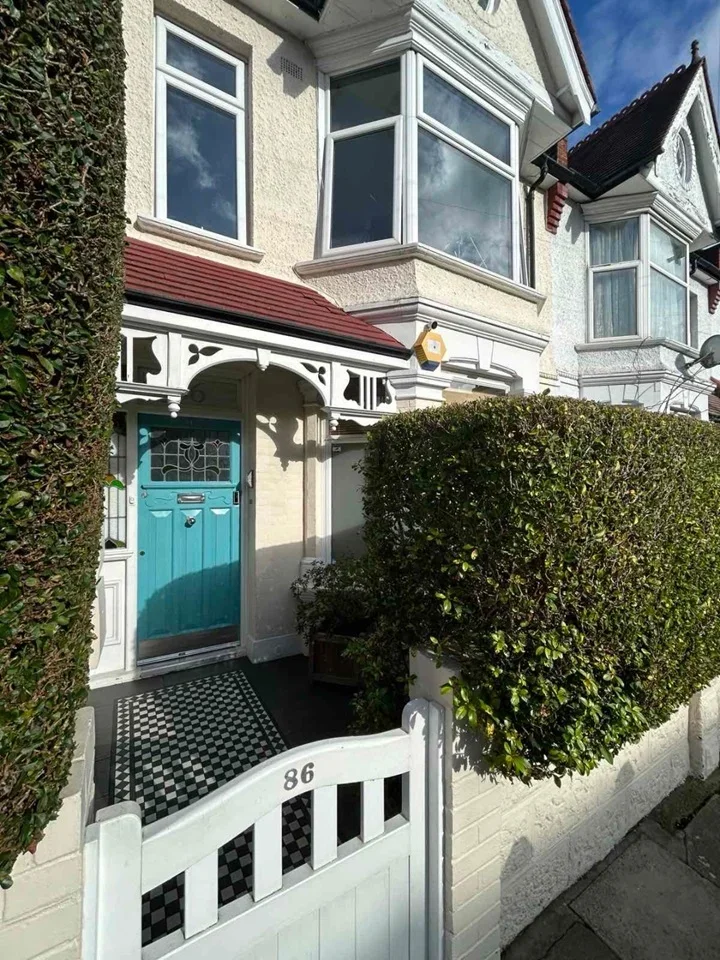 Flat Ashbourne Road in Greater London