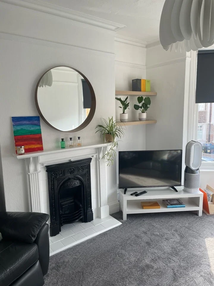 Flat Ashbourne Road in Greater London