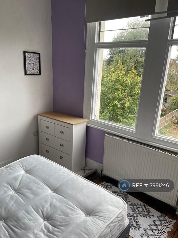 Room Eaton Park Road in Greater London