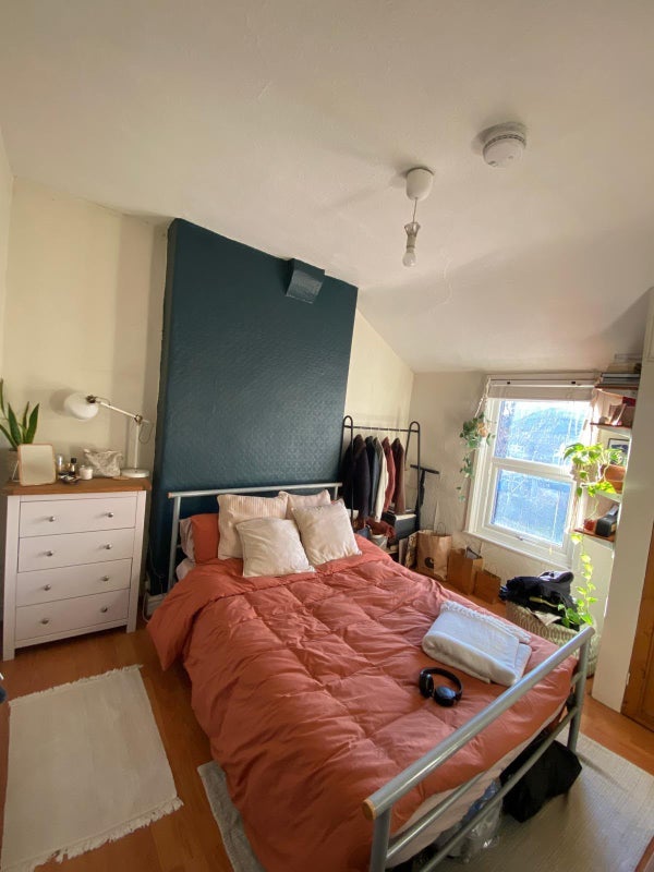 Room Selborne Road in Manchester