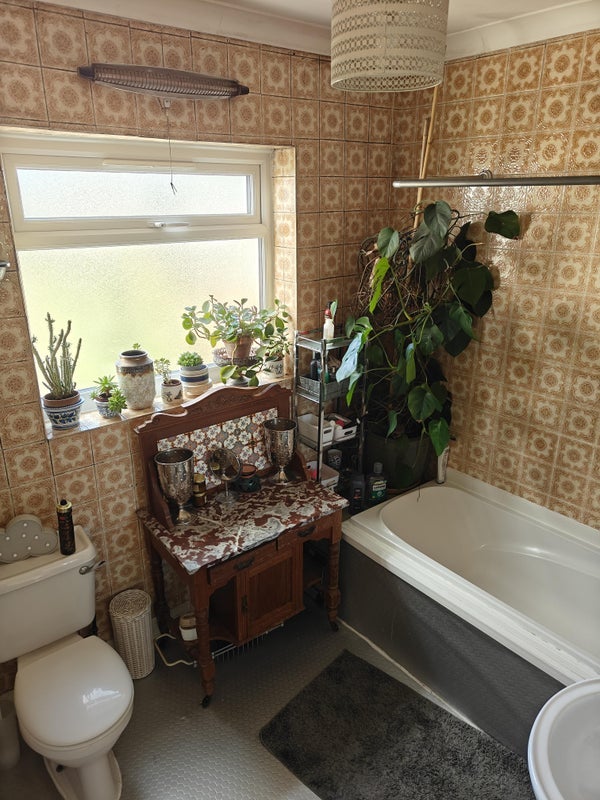 Room Holmside Road in Greater London
