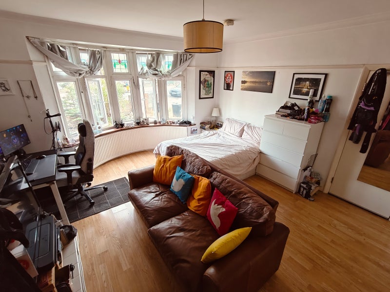 Room Holmside Road in Greater London
