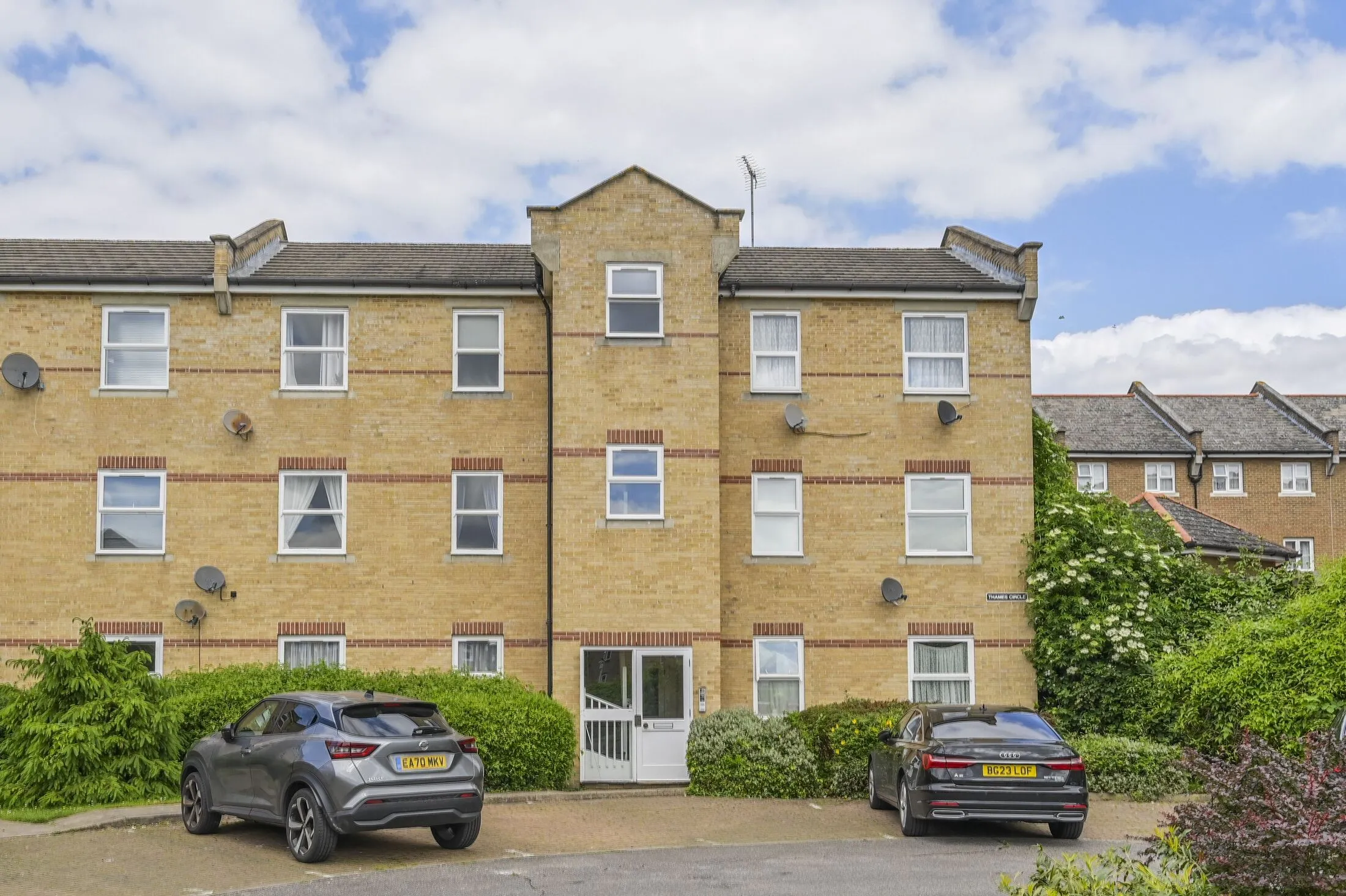 Flat Westferry Road in Greater London